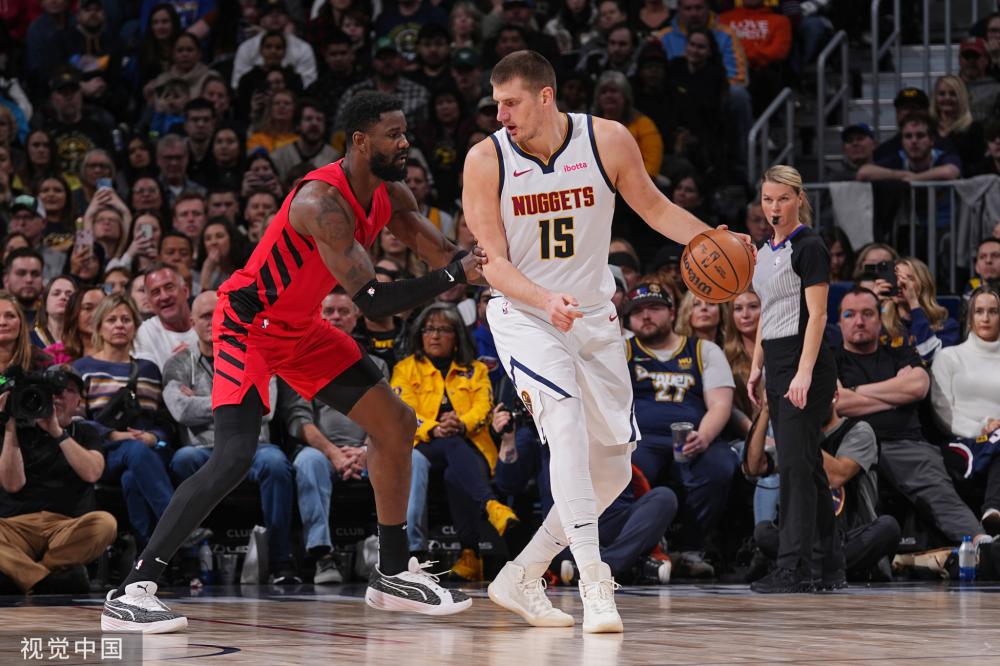 不少球迷在 不少球迷在